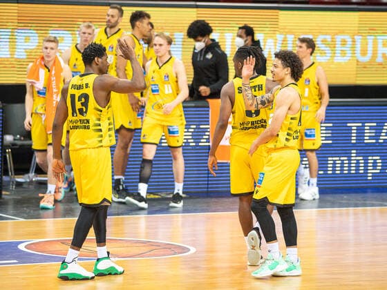 Cheers of the Giants, Yorman Polas Bartolo MHP Riesen Ludwigsburg, 13 , Jonah Radebaugh MHP Riesen Ludwigsburg, 12 , MHP Riesen Ludwigsburg vs Brose Bamberg, Basketball, Bundesliga, Playoffs, Game 2, easycredit BBL, 21 05 2021, MHP Riesen Ludwigsburg vs Brose Bamberg, Basketball, Bundesliga, Playoffs, Game 2, easycredit BBL, 21 05 2021 Ludwigsburg Copyright: xEibner-Pressefoto SaschaxWaltherx EP_swa