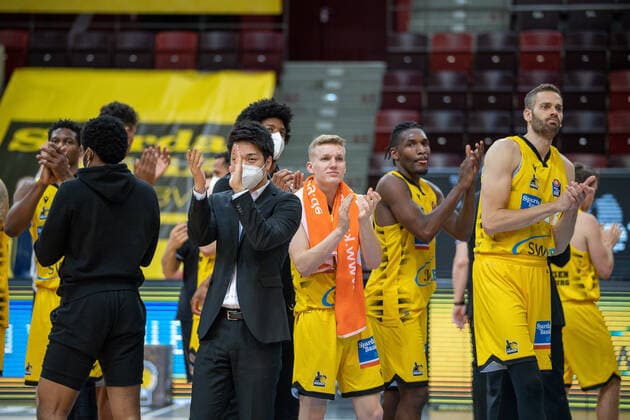 Aplause at the Ludwigsburgers, Jaleen Smith MHP Riesen Ludwigsburg, 03 , Jonas Wahlfarth Bottermann MHP Riesen Ludwigsburg, 18 , MHP Riesen Ludwigsburg vs Brose Bamberg, Basketball, Bundesliga, Playoffs, Game 2, easycredit BBL, 21 05 2021, MHP Riesen Ludwigsburg vs Brose Bamberg, Basketball, Bundesliga, Playoffs, Game 2, easycredit BBL, 21 05 2021 Ludwigsburg Copyright: xEibner-Pressefoto SaschaxWaltherx EP_swa