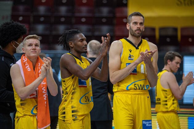 Aplause at the Ludwigsburgers, Jaleen Smith MHP Riesen Ludwigsburg, 03 , Jonas Wahlfarth Bottermann MHP Riesen Ludwigsburg, 18 , MHP Riesen Ludwigsburg vs Brose Bamberg, Basketball, Bundesliga, Playoffs, Game 2, easycredit BBL, 21 05 2021, MHP Riesen Ludwigsburg vs Brose Bamberg, Basketball, Bundesliga, Playoffs, Game 2, easycredit BBL, 21 05 2021 Ludwigsburg Copyright: xEibner-Pressefoto SaschaxWaltherx EP_swa