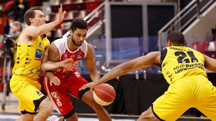 21 05 2021, Basketball, BBL 2020 2021, Quarterfinals, 2 Matchday, MHP RIESEN Ludwigsburg Brose Bamberg, GER, Ludwigsburg, MHPArena, Picture from left Jordan Hulls MHP RIESEN , Kenneth Ogbe Brose Bamberg and Tremmell Darden MHP RIESEN Copyright: HMBxMedia xHeikoxBecker