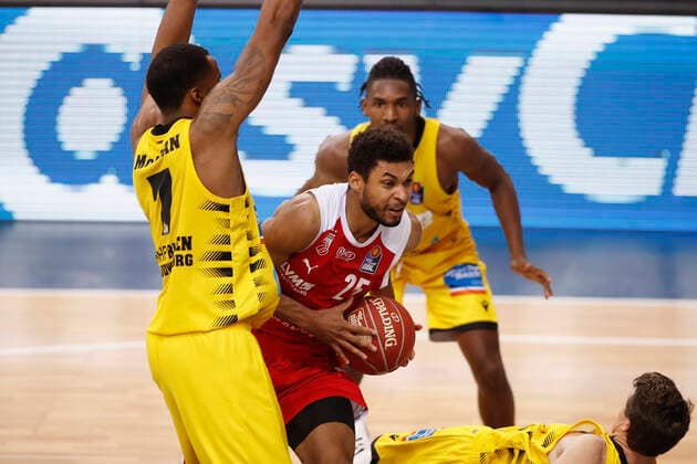 21 05 2021, Basketball, BBL 2020 2021, Quarterfinals, 2 Matchday, MHP RIESEN Ludwigsburg Brose Bamberg, GER, Ludwigsburg, MHPArena Picture from left Jamel McLean MHP RIESEN , Kenneth Ogbe Brose Bamberg , Jordan Hulls MHP RIESEN und Jaleen Smith MHP RIESEN Copyright: HMBxMedia xHeikoxBecker