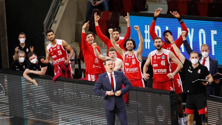 21 05 2021, Basketball, BBL 2020 2021, Quarterfinal, 2 Matchday, MHP RIESEN Ludwigsburg Brose Bamberg, GER, Ludwigsburg, MHPArena Picture v li Cheering on the bench of Bamberg. Copyright: HMBxMedia xHeikoxBecker