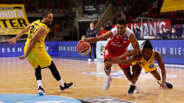 21 05 2021, Basketball, BBL 2020 2021, Quarterfinal, 2 Matchday, MHP RIESEN Ludwigsburg Brose Bamberg, GER, Ludwigsburg, MHPArena Picture from left Andrew Warren MHP RIESEN , Kenneth Ogbe Brose Bamberg und Jaleen Smith MHP RIESEN Copyright: HMBxMedia xHeikoxBecker