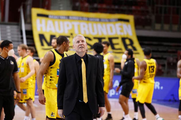21 05 2021, Basketball, BBL 2020 2021, Quarterfinal, 2 Matchday, MHP RIESEN Ludwigsburg Brose Bamberg, GER, Ludwigsburg, MHPArena Bild v li Jubel auf nach dem Sieg bei den Riesen um Head Coach John Patrick MHP RIESEN Copyright: HMBxMedia xHeikoxBecker