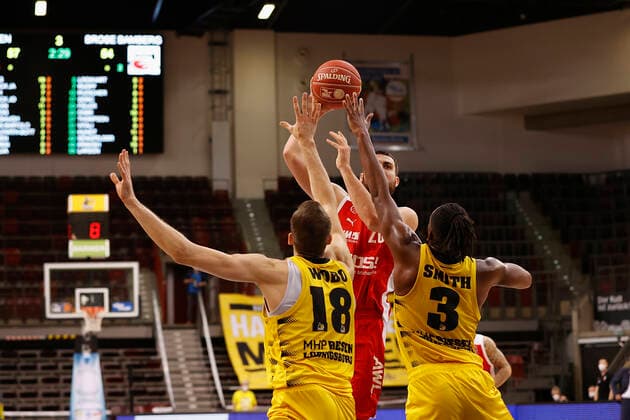 21 05 2021, Basketball, BBL 2020 2021, Quarterfinals, 2 Matchday, MHP RIESEN Ludwigsburg Brose Bamberg, GER, Ludwigsburg, MHPArena Picture from left Jonas Wohlfarth Bottermann MHP RIESEN , Chase Fieler Brose Bamberg and Jaleen Smith MHP RIESEN Copyright: HMBxMedia xHeikoxBecker