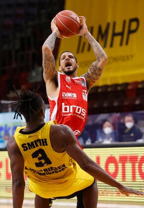 21 05 2021, Basketball, BBL 2020 2021, Quarterfinals, 2 Matchday, MHP RIESEN Ludwigsburg Brose Bamberg, GER, Ludwigsburg, MHPArena Picture from left Jaleen Smith MHP RIESEN and Tyler Larson Brose Bamberg Copyright: HMBxMedia xHeikoxBecker