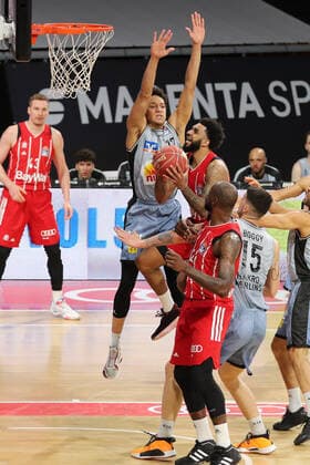 Jamuni McNeace Crailsheim tries to block Dennis Seeley Muenchen GER, FC Bayern Basketball vs Hakro Merlins Crailsheim, Basketball, 1 Bundesliga, Playoffs 2020 2021, Quarterfinals Game 2, 21 05 2021, GER, FC Bayern Basketball vs Hakro Merlins Crailsheim, Basketball, 1 Bundesliga, Playoffs 2020 2021, Quarterfinals Game 2, 21 05 2021, Muenchen Copyright: xEIBNER MarcelxEngelbrechtx EP_EER