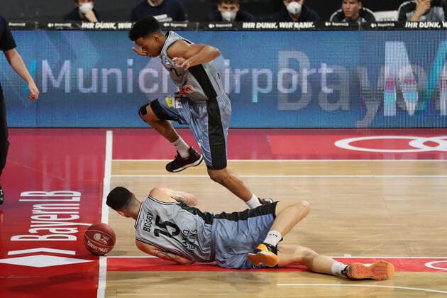 Trae Bell Haynes Crailsheim jumps over Bogdan Radosavljevic Crailsheim GER, FC Bayern Basketball vs Hakro Merlins Crailsheim, Basketball, 1 Bundesliga, Playoffs 2020 2021, Quarterfinals Game 2, 21 05 2021, GER, FC Bayern Basketball vs Hakro Merlins Crailsheim, Basketball, 1 Bundesliga, Playoffs 2020 2021, Quarterfinals Game 2, 21 05 2021, Muenchen Copyright: xEIBNER MarcelxEngelbrechtx EP_EER