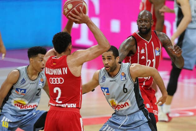 Elias Lasisi Crailsheim in a duel GER, FC Bayern Basketball vs Hakro Merlins Crailsheim, Basketball, 1 Bundesliga, Playoffs 2020 2021, Quarterfinals Game 2, 21 05 2021, GER, FC Bayern Basketball vs Hakro Merlins Crailsheim, Basketball, 1 Bundesliga, Playoffs 2020 2021, Quarterfinals Game 2, 21 05 2021, Muenchen Copyright: xEIBNER MarcelxEngelbrechtx EP_EER