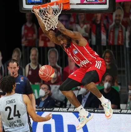 Jalen Reynolds Muenchen hangs on the basket GER, FC Bayern Basketball vs Hakro Merlins Crailsheim, Basketball, 1 Bundesliga, Playoffs 2020 2021, Quarterfinals Game 2, 21 05 2021, GER, FC Bayern Basketball vs Hakro Merlins Crailsheim, Basketball, 1 Bundesliga, Playoffs 2020 2021, Quarterfinals Game 2, 21 05 2021, Muenchen Copyright: xEIBNER MarcelxEngelbrechtx EP_EER