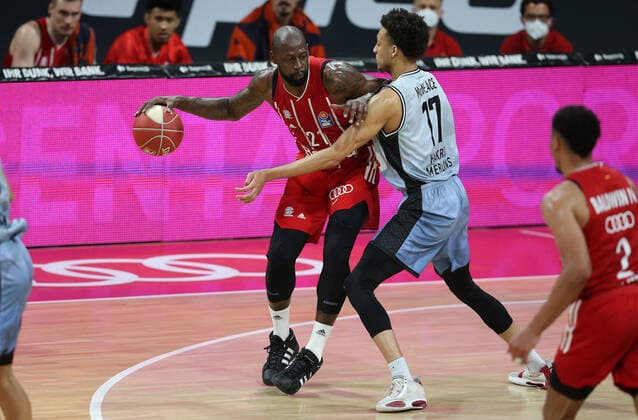 James Gist Muenchen in a duel with Jamuni McNeace Crailsheim GER, FC Bayern Basketball vs Hakro Merlins Crailsheim, Basketball, 1 Bundesliga, Playoffs 2020 2021, Quarterfinals Game 2, 21 05 2021, GER, FC Bayern Basketball vs Hakro Merlins Crailsheim, Basketball, 1 Bundesliga, Playoffs 2020 2021, Quarterfinals Game 2, 21 05 2021, Muenchen Copyright: xEIBNER MarcelxEngelbrechtx EP_EER