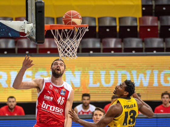 David Kravish Brose Bamberg, 45 , Yorman Polas Bartolo MHP Riesen Ludwigsburg, 13 , MHP Riesen Ludwigsburg vs Brose Bamberg, Basketball, Bundesliga, Playoffs, Game 2, easycredit BBL, 21 05 2021, MHP Riesen Ludwigsburg vs Brose Bamberg, Basketball, Bundesliga, Playoffs, Game 2, easycredit BBL, 21 05 2021 Ludwigsburg Copyright: xEibner-Pressefoto SaschaxWaltherx EP_swa