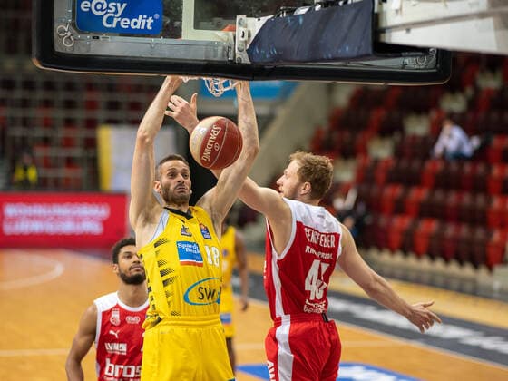 Jonas Wahlfarth Bottermann MHP Riesen Ludwigsburg, 18 , Kenneth Ogbe Brose Bamberg, 25 , Christian Sengfelder Brose Bamberg, 43 , MHP Riesen Ludwigsburg vs Brose Bamberg, Basketball, Bundesliga, Playoffs, Game 2, easycredit BBL, 21 05 2021, MHP Riesen Ludwigsburg vs Brose Bamberg, Basketball, Bundesliga, Playoffs, Game 2, easycredit BBL, 21 05 2021 Ludwigsburg Copyright: xEibner-Pressefoto SaschaxWaltherx EP_swa