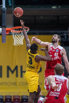 Jaleen Smith MHP Riesen Ludwigsburg, 03 , David Kravish Brose Bamberg, 45 , Christian Sengfelder Brose Bamberg, 43 , MHP Riesen Ludwigsburg vs Brose Bamberg, Basketball, Bundesliga, Playoffs, Game 2, easycredit BBL, 21 05 2021, MHP Riesen Ludwigsburg vs Brose Bamberg, Basketball, Bundesliga, Playoffs, Game 2, easycredit BBL, 21 05 2021 Ludwigsburg Copyright: xEibner-Pressefoto SaschaxWaltherx EP_swa