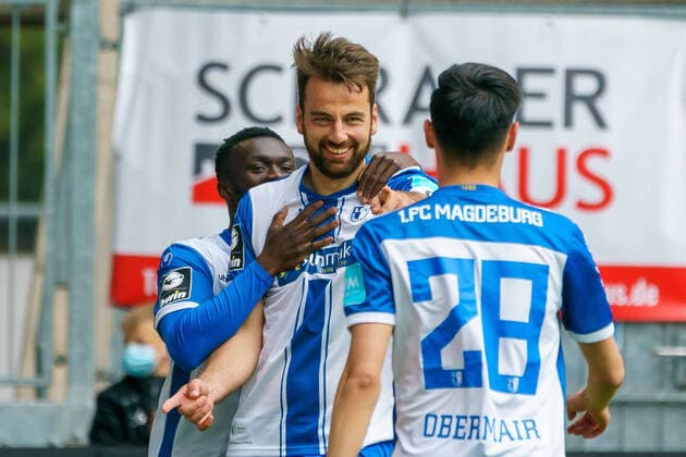Bilder des Jahres 2021, Sport 05 Mai Sport Themen der Woche KW20 1. FC Magdeburg - SpVgg Unterhaching, Fussball, 3. Liga, 2020 2021, 38. Spieltag, 22.05.2021, v.li.: Sirlord Conteh (FCM, 17), Christian Beck (FCM, 11), Raphael Obermair (FCM, 28), Jubel nach Tor zum 1:0. DFL REGULATIONS PROHIBIT ANY USE OF PHOTOGRAPHS AS IMAGE SEQUENCES AND OR QUASI-VIDEO, 1. FC Magdeburg - SpVgg Unterhaching, Fussball, 3. Liga, 2020 2021, 38. Spieltag, 22.05.2021, Magdeburg *** 1 FC Magdeburg SpVgg Unterhaching, Football, 3 Liga, 2020 2021, 38 Matchday, 22 05 2021, v li Sirlord Conteh FCM, 17 , Christian Beck FCM, 11 , Raphael Obermair FCM, 28 , Cheering after goal to 1 0 DFL REGULATES PROHIBIT ANY USE OF PHOTOGRAPHS AS IMAGE SEQUENCES AND OR QUASI VIDEO, 1 FC Magdeburg SpVgg Unterhaching, Football, 3 Liga, 2020 2021, 38 Matchday, 22 05 2021, Magdeburg Copyright: xSchulz Eibner-Pressefotox ep_eer