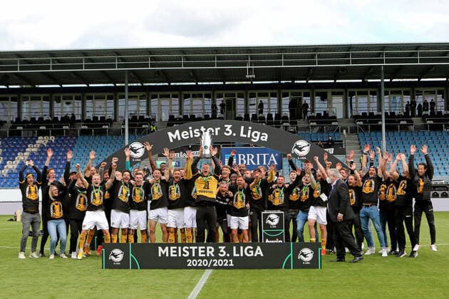 Wiesbaden, Germany 22 May 2021 3 Liga 2020 2021 Wehen Wiesbaden vs Dynamo Dresden Dresden players and support staff celebrate the 3 Liga championship Paul Will Dresden lifts the championship trophy up DFB regulations prohibit any use of photographs as image sequences and or quasi video Britta Arena Hessen Copyright: xFotostandx xRacochax
