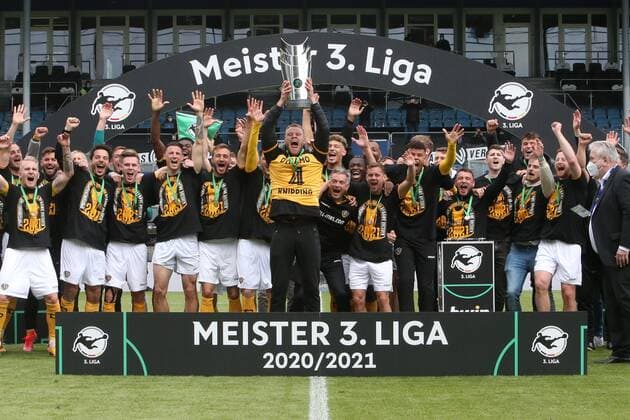 Captain Tim Knipping Dynamo Dresden, No 4 with the cup, cheering for the championship title, champion of the 3 league, handing over the championship trophy, team picture, championship celebration, cup handing over, cup for Dynamo Dresden , Wehen Wiesbaden Dynamo Dresden, 3 league, football, season 2020 2021, last match day, 38 match day, 22 05 2021,