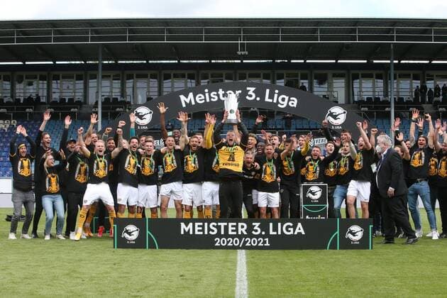 Captain Tim Knipping Dynamo Dresden, No 4 with the cup, cheering for the championship title, champion of the 3 league, handing over the championship trophy, team picture, championship celebration, cup handing over, cup for Dynamo Dresden , Wehen Wiesbaden Dynamo Dresden, 3 league, football, season 2020 2021, last match day, 38 match day, 22 05 2021,