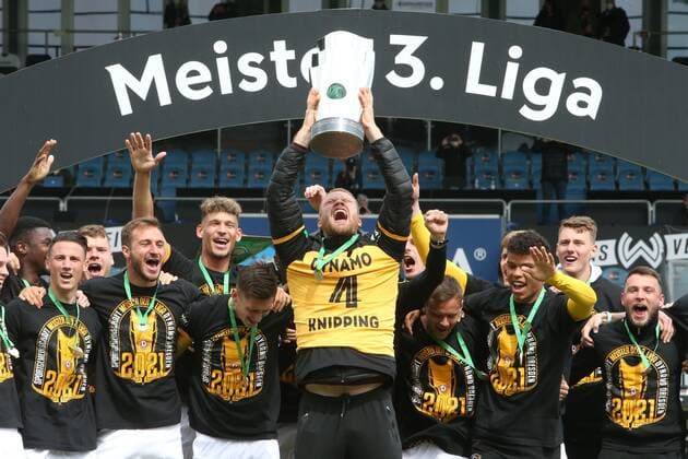Captain Tim Knipping Dynamo Dresden, No 4 with the cup, cheering for the championship title, champion of the 3 league, handing over the championship trophy, team picture, championship celebration, cup handing over, cup for Dynamo Dresden , Wehen Wiesbaden Dynamo Dresden, 3 league, football, season 2020 2021, last match day, 38 match day, 22 05 2021,