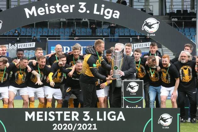 Cup presentation to captain Tim Knipping Dynamo Dresden, Nr 4 with the cup, cheering for the championship title, champion of the 3 Liga, presentation of the championship cup, team picture, championship celebration, cup presentation, cup for Dynamo Dresden , Wehen Wiesbaden Dynamo Dresden, 3 Liga, football, season 2020 2021, last matchday, 38 matchday, 22 05 2021,