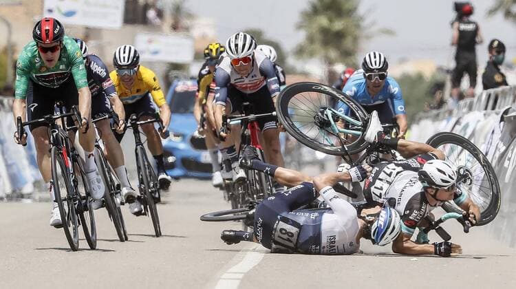 Bilder des Jahres 2021, Sport 05 Mai Sport Themen der Woche KW20 Cyclists Robert Stannard (R), Bikeexchange, and Daryl Impey (2R), Israel Star-Up Nation, fall near the finish line during the last stage of the Andalucia cycling Vuelta, a 107km long race between Vera and Pulpi in Almeria, Spain, 22 March 2021. Last stage of the Andalucia Cycling Vuelta !ACHTUNG: NUR REDAKTIONELLE NUTZUNG!  Copyright: xJoséxManuelxVidalx GRAF4046 20210522-637572969515593439