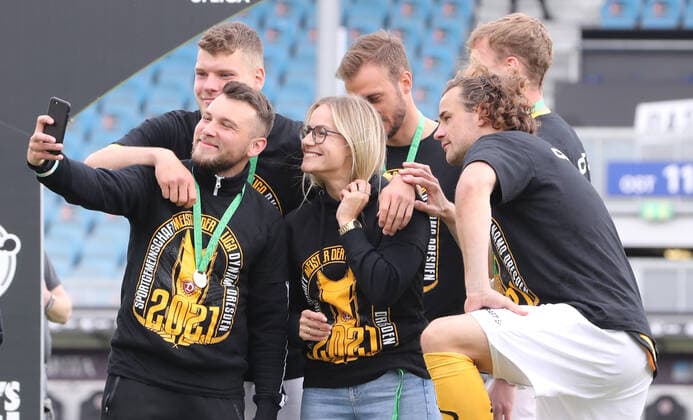 Wiesbaden, 22 05 2021, Football, Brita Arena, 3 Liga, 38 Spieltag , SV Wehen Wiesbaden vs SG Dynamo Dresden 0 1 0 1 , On the last matchday of the season 2020 21 Dresden secured the third league championship , In the picture award ceremony with winners cup , According to the specifications of the DFB Deutscher Fußballbund it is prohibited to exploit in the stadium and or from the game made photographs in the form of sequence pictures and or video-like photo series or to let exploit ,