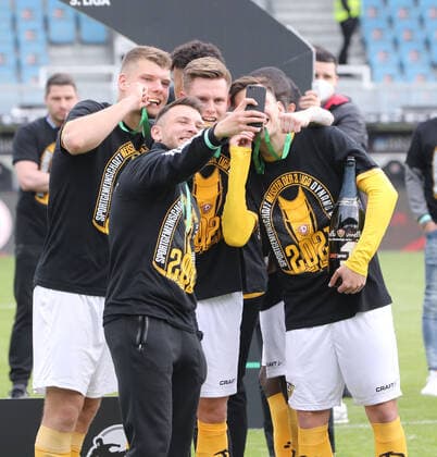 Wiesbaden, 22 05 2021, Football, Brita Arena, 3 Liga, 38 Spieltag , SV Wehen Wiesbaden vs SG Dynamo Dresden 0 1 0 1 , On the last matchday of the season 2020 21 Dresden secured the third league championship , In the picture award ceremony with winners cup , According to the specifications of the DFB Deutscher Fußballbund it is prohibited to exploit in the stadium and or from the game made photographs in the form of sequence pictures and or video-like photo series or to let exploit ,