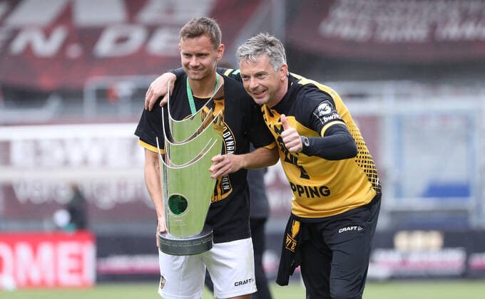 Wiesbaden, 22 05 2021, Football, Brita Arena, 3 Liga, 38 Spieltag , SV Wehen Wiesbaden vs SG Dynamo Dresden 0 1 0 1 , On the last matchday of the season 2020 21 Dresden secured the third league championship , In the picture award ceremony with winners cup , According to the specifications of the DFB Deutscher Fußballbund it is prohibited to exploit in the stadium and or from the game made photographs in the form of sequence pictures and or video-like photo series or to let exploit ,