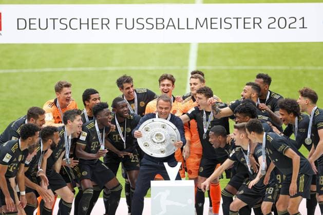 Bilder des Jahres 2021, Sport 05 Mai Sport Themen der Woche KW20 Sport Bilder des Tages FC Bayern Muenchen vs. FC Augsburg, 1. Bundesliga, 34. Spieltag, 22.05.2021 Die Bayern feiern die Meisteschaft, Chef-Trainer Hansi Flick (FC Bayern Muenchen)hebt die Schale in den Haenden, FC Bayern Muenchen vs. FC Augsburg, 1. Bundesliga, 34. Spieltag, 22.05.2021, Foto: Christian Kolbert kolbert-press Pool - Editorial Use ONLY - DFL regulations prohibit any use of photographs as image sequences and or quasi-video - National and International News Agencies OUT Muenchen Allianz Arena Bayern Deutschland *** FC Bayern Muenchen vs FC Augsburg, 1 Bundesliga, 34 Spieltag, 22 05 2021 The Bavarians celebrate the championship, head coach Hansi Flick FC Bayern Muenchen raises the cup in his hands, FC Bayern Muenchen vs FC Augsburg, 1 Bundesliga, 34 Spieltag, 22 05 2021, Foto Christian Kolbert kolbert press Pool Editorial Use ONLY DFL regulations prohibit any use of photographs as image sequences and or quasi video National and International News Agencies OUT Muenchen Allianz Arena Bayern Deutschland Poolfoto Christian Kolbert kolbert-press Pool ,EDITORIAL USE ONLY