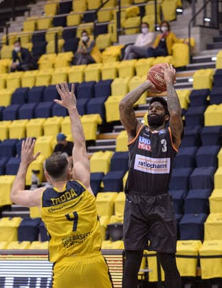 Karsten TADDA 9 EWE Baskets Oldenburg , Cameron CLARK 3 ratiopharm ulm during the game EWE Baskets Oldenburg vs ratiopharm Ulm, Basketball, Bundesliga, 22 05 2021, Season 2020 2021, Playoffs, Quarterfinals, 2 Matchday Copyright xErikxHillmer EIBNERx EP ehr EWE Baskets Oldenburg vs ratiopharm Ulm, Basketball, Bundesliga, 22 05 2021, Season 2020 2021, Playoffs, Quarterfinals, 2 Matchday Oldenburg Copyright: xErikxHillmer EIBNERx EP_ehr