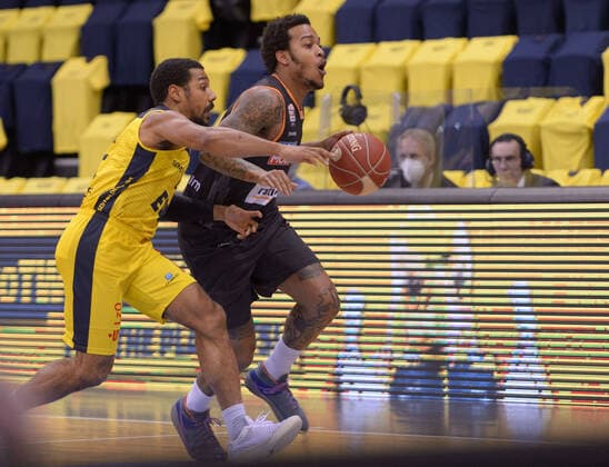 Troy CAUPAIN 23 ratiopharm ulm dribbling against Phil PRESSEY 25 EWE Baskets Oldenburg during the game EWE Baskets Oldenburg vs ratiopharm Ulm, Basketball, Bundesliga, 22 05 2021, Season 2020 2021, Playoffs, Quarterfinals, 2 matchday Copyright xErikxHillmer EIBNERx EP ehr EWE Baskets Oldenburg vs ratiopharm Ulm, Basketball, Bundesliga, 22 05 2021, Season 2020 2021, Playoffs, Quarterfinals, 2 matchday Oldenburg Copyright: xErikxHillmer EIBNERx EP_ehr