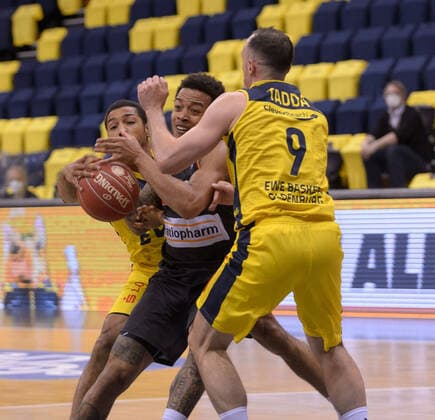 Phil PRESSEY 25 EWE Baskets Oldenburg , Troy CAUPAIN 23 ratiopharm ulm , Karsten TADDA 9 EWE Baskets Oldenburg during the game EWE Baskets Oldenburg vs ratiopharm Ulm, Basketball, Bundesliga, 22 05 2021, Season 2020 2021, Playoffs, quarterfinals, 2 matchday Copyright xErikxHillmer EIBNERx EP ehr EWE Baskets Oldenburg vs ratiopharm Ulm, Basketball, Bundesliga, 22 05 2021, Season 2020 2021, Playoffs, quarterfinals, 2 matchday Oldenburg Copyright: xErikxHillmer EIBNERx EP_ehr