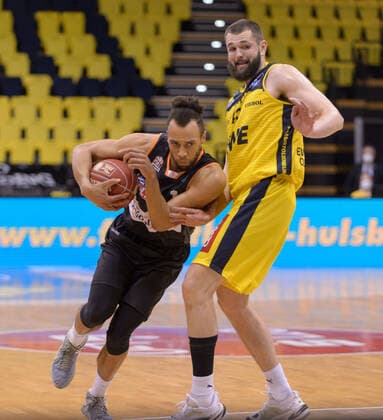 Demitrius CONGER 1 ratiopharm ulm tries to get through against Nathan BOOTHE 45 EWE Baskets Oldenburg during the game EWE Baskets Oldenburg vs ratiopharm Ulm, Basketball, Bundesliga, 22 05 2021, Season 2020 2021, Playoffs, Quarterfinals, Matchday 2 Copyright xErikxHillmer EIBNERx EP ehr EWE Baskets Oldenburg vs ratiopharm Ulm, Basketball, Bundesliga, 22 05 2021, Season 2020 2021, Playoffs, Quarterfinals, Matchday 2 Oldenburg Copyright: xErikxHillmer EIBNERx EP_ehr