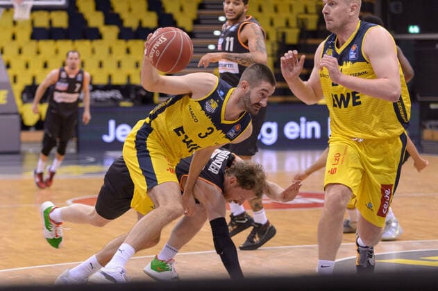 Braydon HOBBS 3 EWE Baskets Oldenburg can protect the ball from Per GÜNTHER GUENTHER 6 ratiopharm ulm during the game EWE Baskets Oldenburg vs ratiopharm Ulm, Basketball, Bundesliga, 22 05 2021, Season 2020 2021, Playoffs, quarterfinals, 2 matchday Copyright xErikxHillmer EIBNERx EP ehr EWE Baskets Oldenburg vs ratiopharm Ulm, Basketball, Bundesliga, 22 05 2021, Season 2020 2021, Playoffs, quarterfinals, 2 matchday Oldenburg Copyright: xErikxHillmer EIBNERx EP_ehr