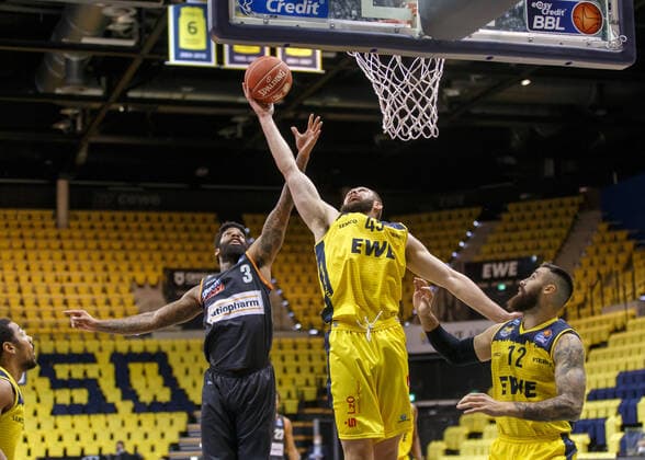 Oldenburg, Lower Saxony, DEU, 22 05 2021, Nathan Boothe center, EWE Baskets Oldenburg , Cameron Clark left, Ratiopharm Ulm and Martin Breunig right, EWE Baskets Oldenburg EWE Baskets Oldenburg vs Ratiopharm Ulm Basketball Bundesliga Playoffs Quarterfinals 2 Game Day, Grosse EWE Arena Playoffs EWE Baskets Oldenburg vs Ratiopharm Ulm www.andreas-burmann.de