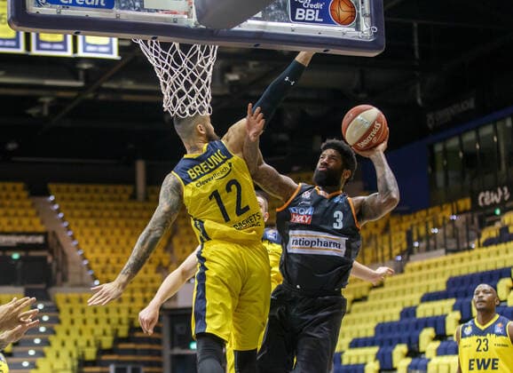 Oldenburg, Lower Saxony, DEU, 22 05 2021, Cameron Clark right, Ratiopharm Ulm and Martin Breunig left, EWE Baskets Oldenburg EWE Baskets Oldenburg vs Ratiopharm Ulm Basketball Bundesliga Playoffs Quarterfinals 2 Game Day, Great EWE Arena Playoffs EWE Baskets Oldenburg vs Ratiopharm Ulm www.andreas-burmann.de