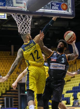 Oldenburg, Lower Saxony, DEU, 22 05 2021, Cameron Clark right, Ratiopharm Ulm and Martin Breunig left, EWE Baskets Oldenburg EWE Baskets Oldenburg vs Ratiopharm Ulm Basketball Bundesliga Playoffs Quarterfinals 2 Game Day, Great EWE Arena Playoffs EWE Baskets Oldenburg vs Ratiopharm Ulm www.andreas-burmann.de
