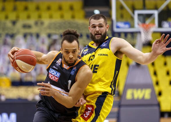 Oldenburg, Lower Saxony, DEU, 22 05 2021, Demitrius Conger left, Ratiopharm Ulm and Nathan Boothe right, EWE Baskets Oldenburg EWE Baskets Oldenburg vs Ratiopharm Ulm Basketball Bundesliga Playoffs Quarterfinals 2 Game Day, Large EWE Arena Playoffs EWE Baskets Oldenburg vs Ratiopharm Ulm www.andreas-burmann.de