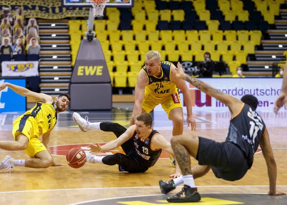 Oldenburg, Lower Saxony, DEU, 22 05 2021, Nicolas Bretzel center, Ratiopharm Ulm , Rasid Mahalbasic center, EWE Baskets Oldenburg , Sebastian Herrera left, EWE Baskets Oldenburg and Isaiah Wilkins right, Ratiopharm Ulm EWE Baskets Oldenburg vs Ratiopharm Ulm Basketball Bundesliga Playoffs Quarterfinal 2 Game Day, Big EWE Arena Playoffs EWE Baskets Oldenburg vs Ratiopharm Ulm www.andreas-burmann.de