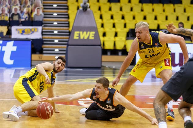 Oldenburg, Lower Saxony, DEU, 22 05 2021, Nicolas Bretzel center, Ratiopharm Ulm , Sebastian Herrera left, EWE Baskets Oldenburg and Rasid Mahalbasic right, EWE Baskets Oldenburg EWE Baskets Oldenburg vs Ratiopharm Ulm Basketball Bundesliga Playoffs Quarterfinal 2 Game Day, Great EWE Arena Playoffs EWE Baskets Oldenburg vs Ratiopharm Ulm www.andreas-burmann.de