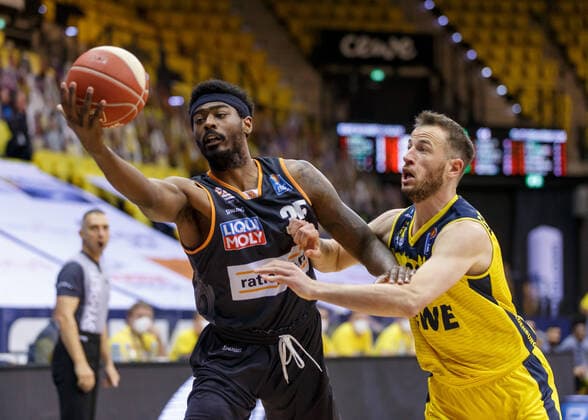 Oldenburg, Lower Saxony, DEU, 22 05 2021, Aric Holman left, Ratiopharm Ulm and Philipp Schwethelm right, EWE Baskets Oldenburg EWE Baskets Oldenburg vs Ratiopharm Ulm Basketball Bundesliga Playoffs Quarterfinal 2 Matchday, Grosse EWE Arena Playoffs EWE Baskets Oldenburg vs Ratiopharm Ulm www.andreas-burmann.de