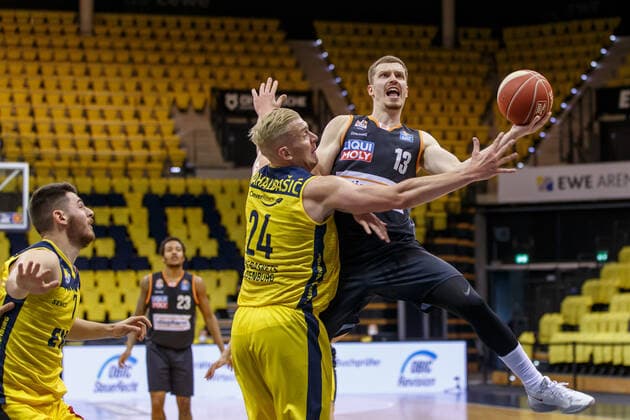 Oldenburg, Lower Saxony, DEU, 22 05 2021, Nicolas Bretzel right, Ratiopharm Ulm , Phil Pressey center, EWE Baskets Oldenburg and Sebastian Herrera left, EWE Baskets Oldenburg EWE Baskets Oldenburg vs Ratiopharm Ulm Basketball Bundesliga Playoffs Quarterfinals 2 Game Day, Great EWE Arena Playoffs EWE Baskets Oldenburg vs Ratiopharm Ulm www.andreas-burmann.de