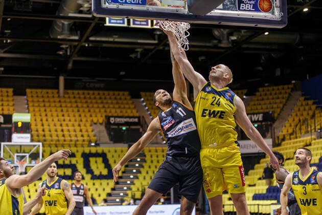 Oldenburg, Lower Saxony, DEU, 22 05 2021, Rasid Mahalbasic right, EWE Baskets Oldenburg and Isaiah Wilkins left, Ratiopharm Ulm EWE Baskets Oldenburg vs Ratiopharm Ulm Basketball Bundesliga Playoffs Quarterfinal 2 Game Day, Large EWE Arena Playoffs EWE Baskets Oldenburg vs Ratiopharm Ulm www.andreas-burmann.de