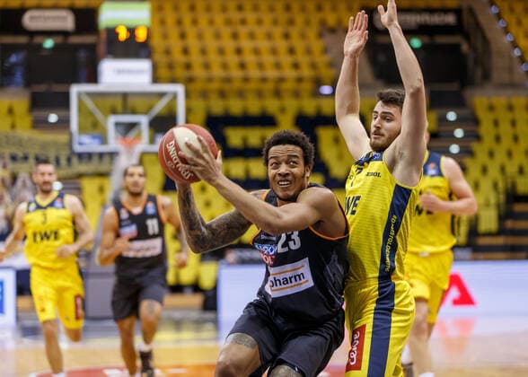 Oldenburg, Lower Saxony, DEU, 22 05 2021, Troy Caupain left, Ratiopharm Ulm and Sebastian Herrera right, EWE Baskets Oldenburg EWE Baskets Oldenburg vs Ratiopharm Ulm Basketball Bundesliga Playoffs Quarterfinals 2 Game Day, Great EWE Arena Playoffs EWE Baskets Oldenburg vs Ratiopharm Ulm www.andreas-burmann.de