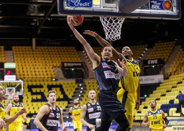 Oldenburg, Lower Saxony, DEU, 22 05 2021, John Petrucelli left, Ratiopharm Ulm and Rickey Paulding right, EWE Baskets Oldenburg EWE Baskets Oldenburg vs Ratiopharm Ulm Basketball Bundesliga Playoffs Quarterfinal 2 Matchday, Great EWE Arena Playoffs EWE Baskets Oldenburg vs Ratiopharm Ulm www.andreas-burmann.de