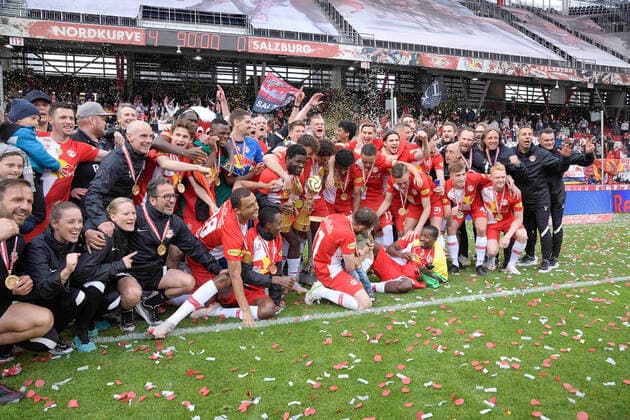 Salzburg, Austria 22 May 2021 tipico Bundesliga 2020 2021 Sp 32 RB Salzburg vs WSG Tirol RB Salzburg players celebrate cup and championship with fans Red Bull Arena Copyright: xFotostandx xWassmuthx