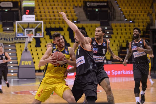Sebastian HERRERA 7 EWE Baskets Oldenburg pulls to the basket against John PETRUCELLI 7 ratiopharm ulm during the game EWE Baskets Oldenburg vs ratiopharm Ulm, Basketball, Bundesliga, 22 05 2021, Season 2020 2021, Playoffs, quarterfinals, 2 matchday Copyright xErikxHillmer EIBNERx EP ehr EWE Baskets Oldenburg vs ratiopharm Ulm, Basketball, Bundesliga, 22 05 2021, Season 2020 2021, Playoffs, quarterfinals, 2 matchday Oldenburg Copyright: xErikxHillmer EIBNERx EP_ehr