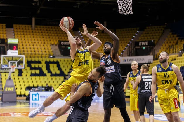 Oldenburg, Lower Saxony, DEU, 22 05 2021, Aric Holman center, Ratiopharm Ulm and Sebastian Herrera left, EWE Baskets Oldenburg EWE Baskets Oldenburg vs Ratiopharm Ulm Basketball Bundesliga Playoffs Quarterfinals 2 Game Day, Great EWE Arena Playoffs EWE Baskets Oldenburg vs Ratiopharm Ulm www.andreas-burmann.de