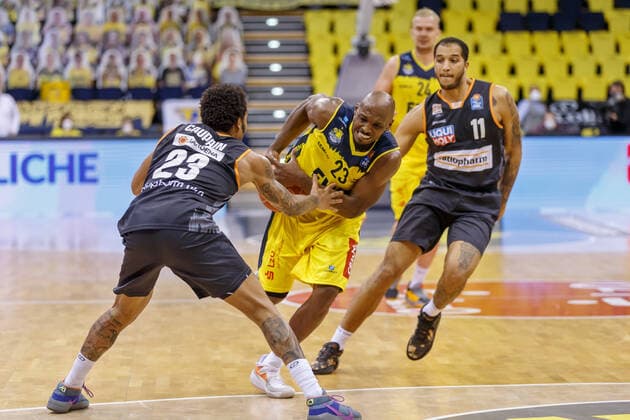 Oldenburg, Lower Saxony, DEU, 22 05 2021, Rickey Paulding center, EWE Baskets Oldenburg , Troy Caupain left, Ratiopharm Ulm and Isaiah Wilkins right, Ratiopharm Ulm EWE Baskets Oldenburg vs Ratiopharm Ulm Basketball Bundesliga Playoffs Quarterfinal 2 Game Day, Grosse EWE Arena Playoffs EWE Baskets Oldenburg vs Ratiopharm Ulm www.andreas-burmann.de