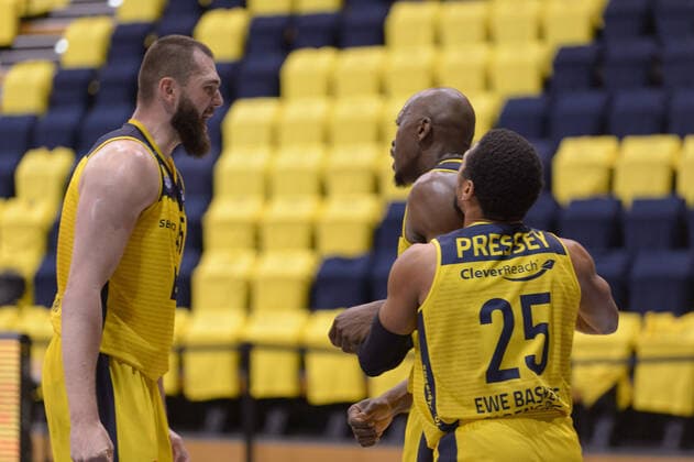 Nathan BOOTHE 45 EWE Baskets Oldenburg , Phil PRESSEY 25 EWE Baskets Oldenburg , Rickey PAULDING 23 EWE Baskets Oldenburg cheer Pauldings decisive points to win the game after EWE Baskets Oldenburg vs ratiopharm Ulm, Basketball, Bundesliga, 22 05 2021, Season 2020 2021, Playoffs, Quarterfinals, 2 Matchday Copyright xErikxHillmer EIBNERx EP ehr EWE Baskets Oldenburg vs ratiopharm Ulm, Basketball, Bundesliga, 22 05 2021, Season 2020 2021, Playoffs, Quarterfinals, 2 Matchday Oldenburg Copyright: xErikxHillmer EIBNERx EP_ehr